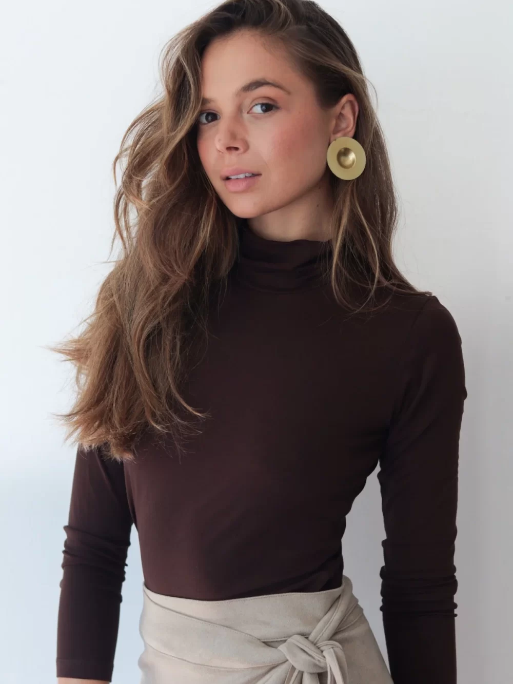 Blusa gola alta cacharrel em malha - marrom