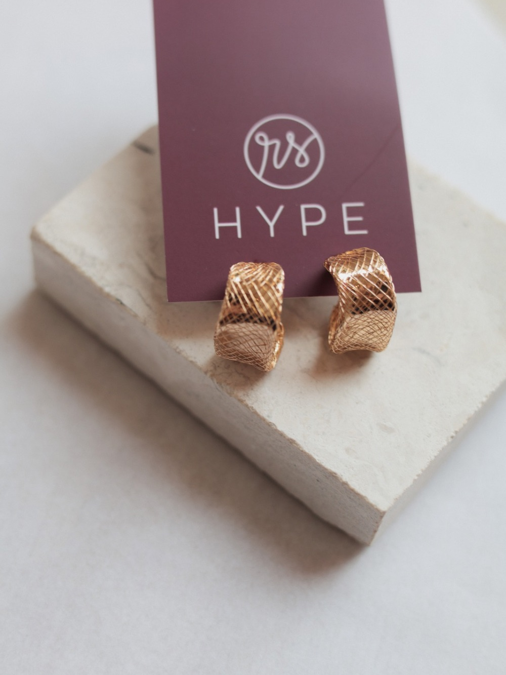 Brinco argola texturizado