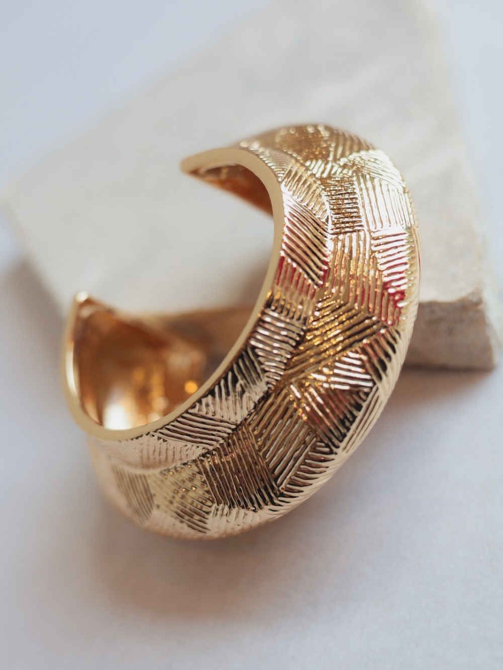 Bracelete trabalhado dourado