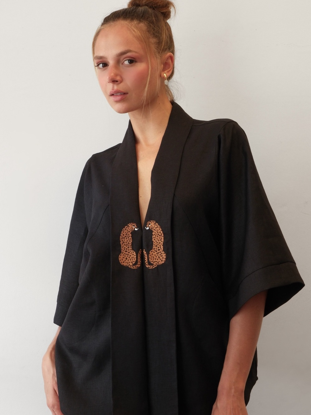 Quimono linho puro bordado - preto