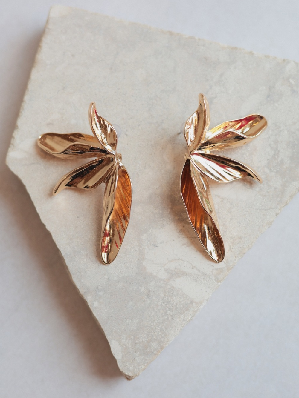 Brinco meia flor - dourada