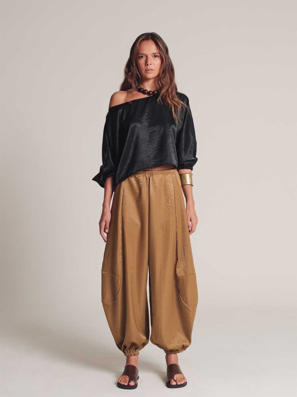 Calça barrel acetinada - ocre