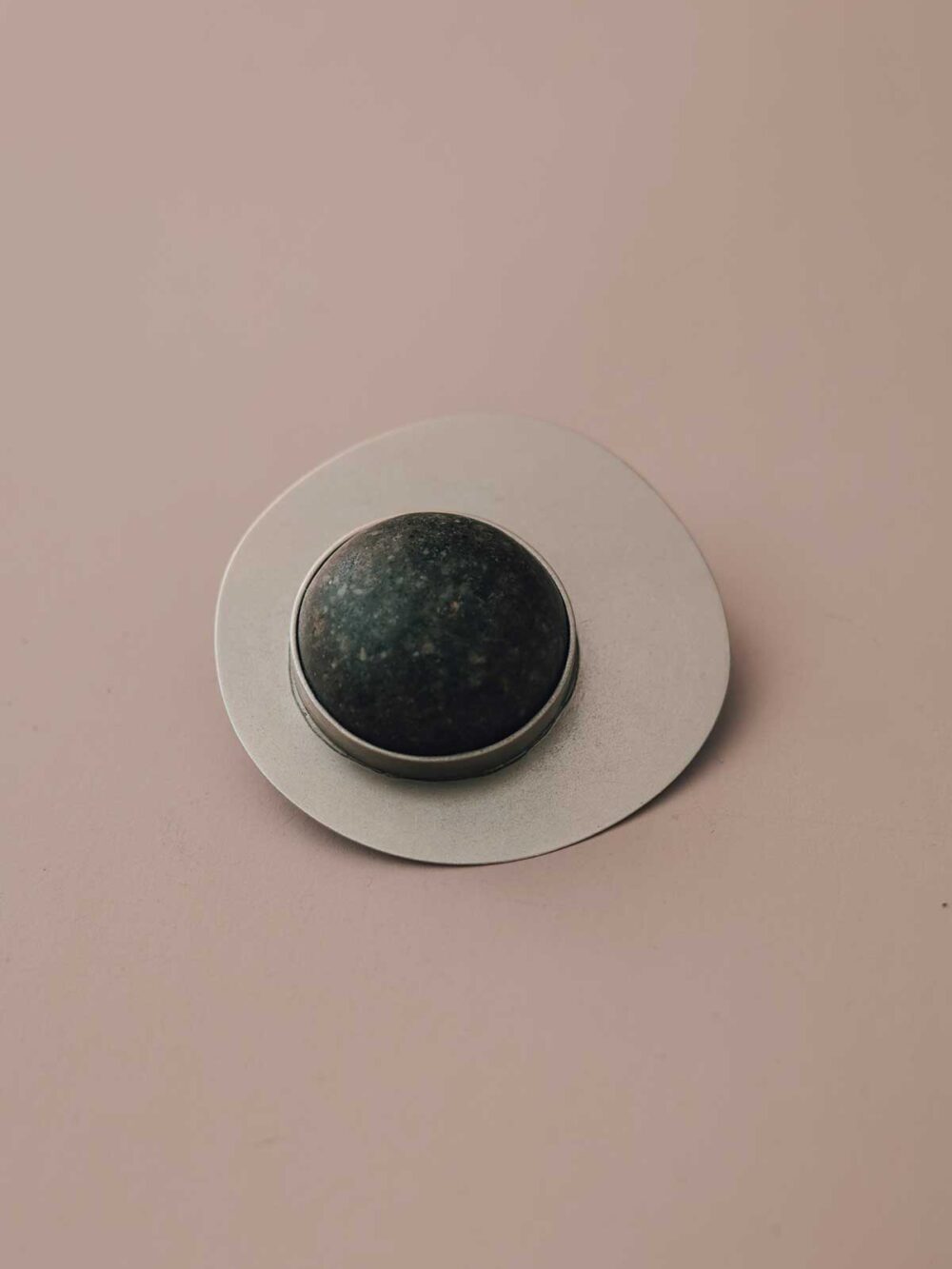 Broche Pedra - preta fosca